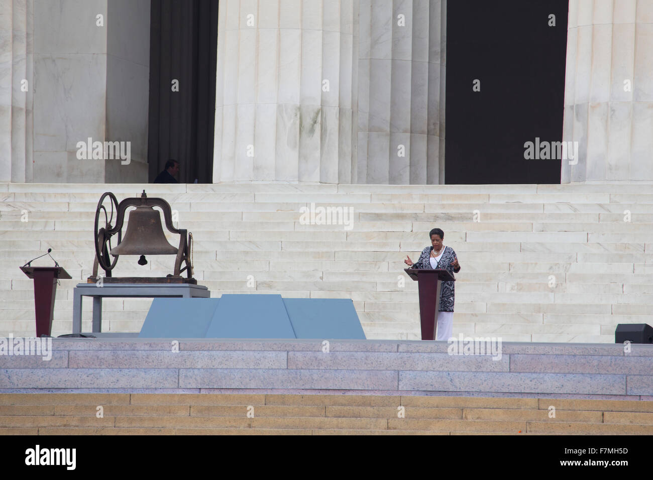 Moglie di Medgar Evers, Mylie Evers Williams parla durante la lasciate risuonare la libertà cerimonia presso il Lincoln Memorial Agosto 28, 2013 a Washington DC, che commemora il cinquantesimo anniversario del dottor Martin Luther King Jr. "Ho un sogno" discorso. Foto Stock