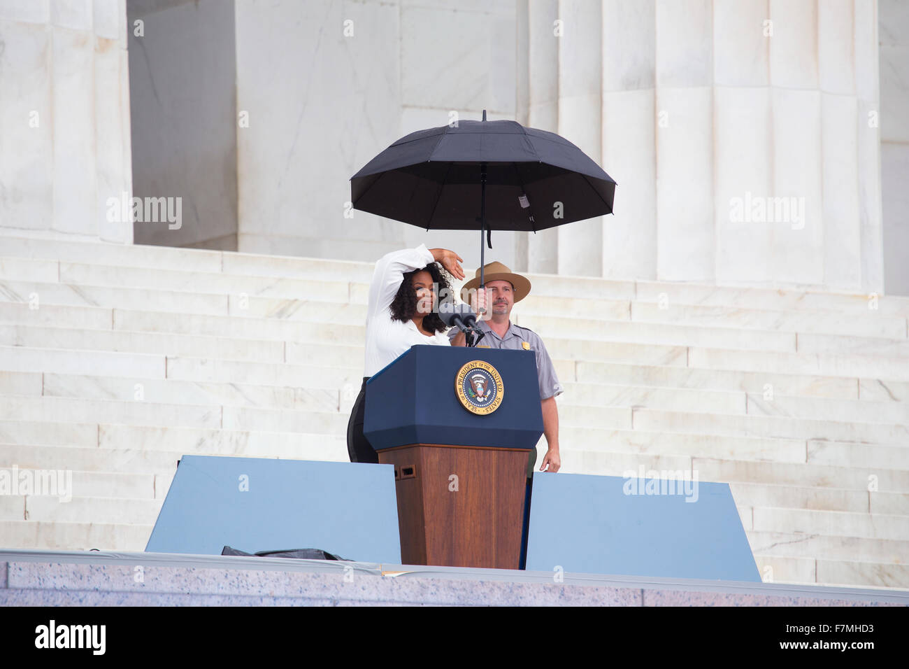Oprah Winfrey onde come lei parla durante la lasciate risuonare la libertà commemorazione e chiamata all azione per commemorare il cinquantesimo anniversario della marcia su Washington per i posti di lavoro e la libertà presso il Lincoln Memorial a Washington, DC il 28 agosto 2013. Migliaia di fedeli in mall per l anniversario del marzo e del dottor Martin Luther King Jr. il famoso "Ho un sogno" discorso. Foto Stock