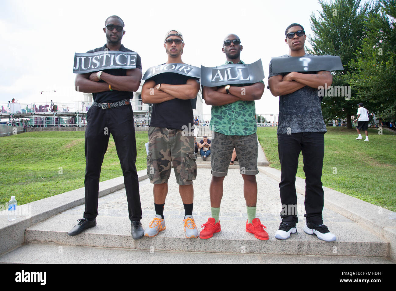 "Giustizia per tutti?" - Quattro African American maschi pongono all'azione nazionale per realizzare il sogno di marzo e rally per il cinquantesimo anniversario della marcia su Washington, 24 agosto 2013, il Lincoln Memorial, Washington D.C. Foto Stock