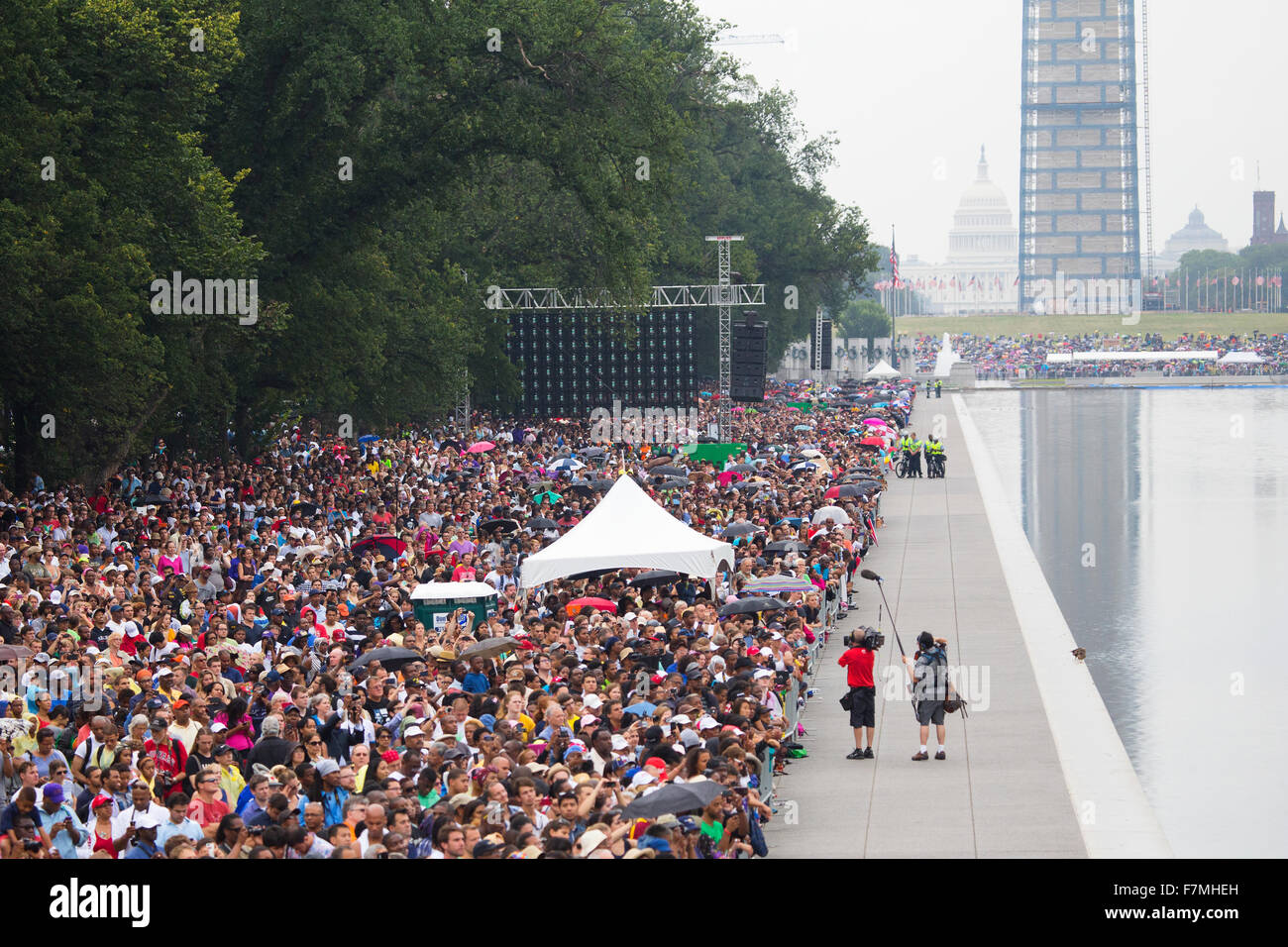 Pubblico su National Mall ascoltare discorsi presidenziali al Lasciate risuonare la libertà cerimonia presso il Lincoln Memorial Agosto 28, 2013 a Washington DC, che commemora il cinquantesimo anniversario del dottor Martin Luther King Jr. "Ho un sogno" discorso. Foto Stock