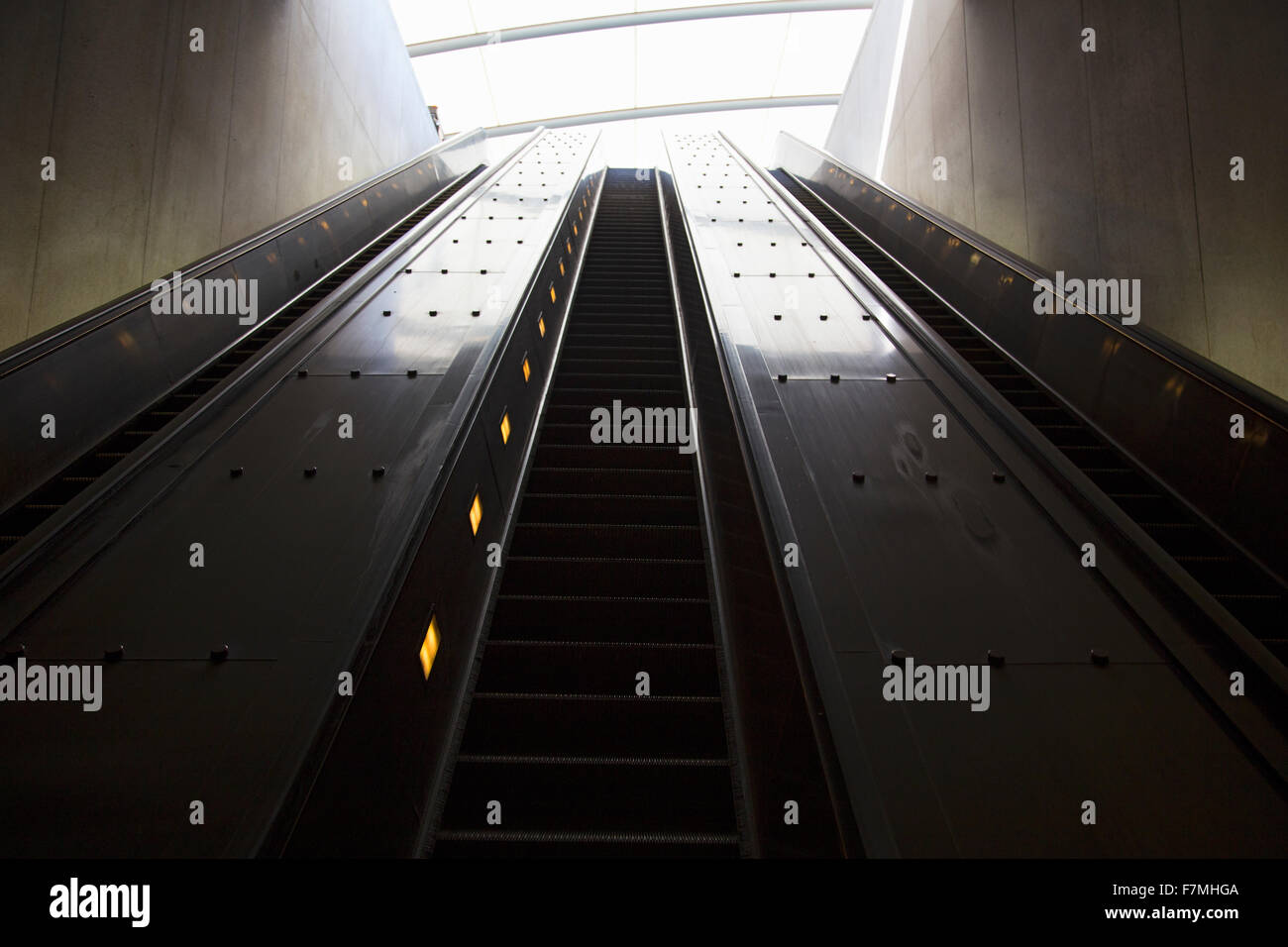 Un vuoto che la scala mobile si muove attraverso il tubo ovale di luce a Washington D.C. Metrorail treni pendolari Foto Stock