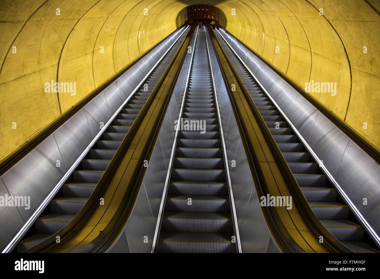 Un vuoto che la scala mobile si muove attraverso il tubo ovale di luce a Washington D.C. Metrorail treni pendolari Foto Stock