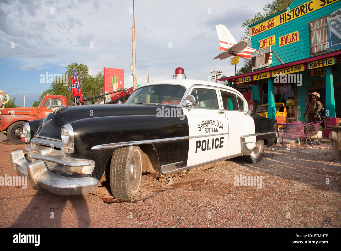 Vintage in bianco e nero auto della polizia in Seligman, Arizona fuori rotta 66 Foto Stock