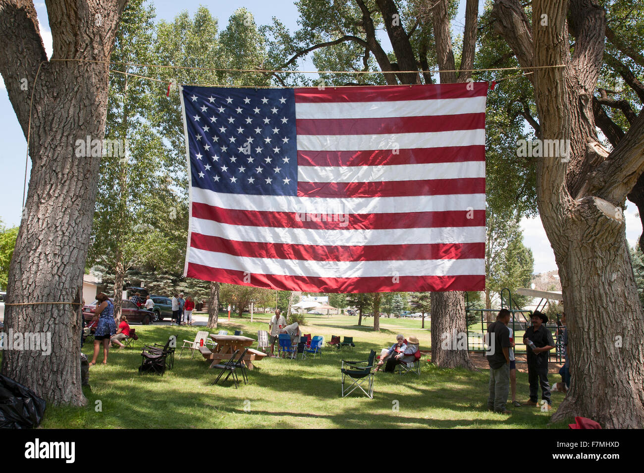 Noi bandiera teso tra gli alberi nel parco comunale di Ridgway Colorado Foto Stock