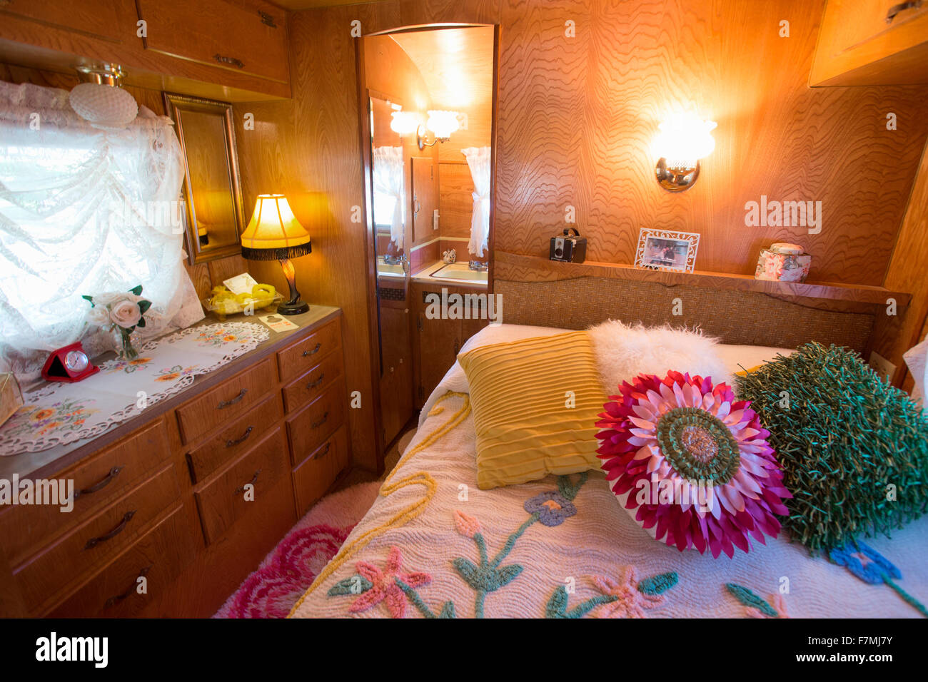 Vista interna della camera da letto di 1962 Kencraft, un rimorchio Vintage Vintage a rimorchi e camper, la quarta edizione del rimorchio Vintage Bash, battenti bandiera RV Resort, Buellton, California Foto Stock