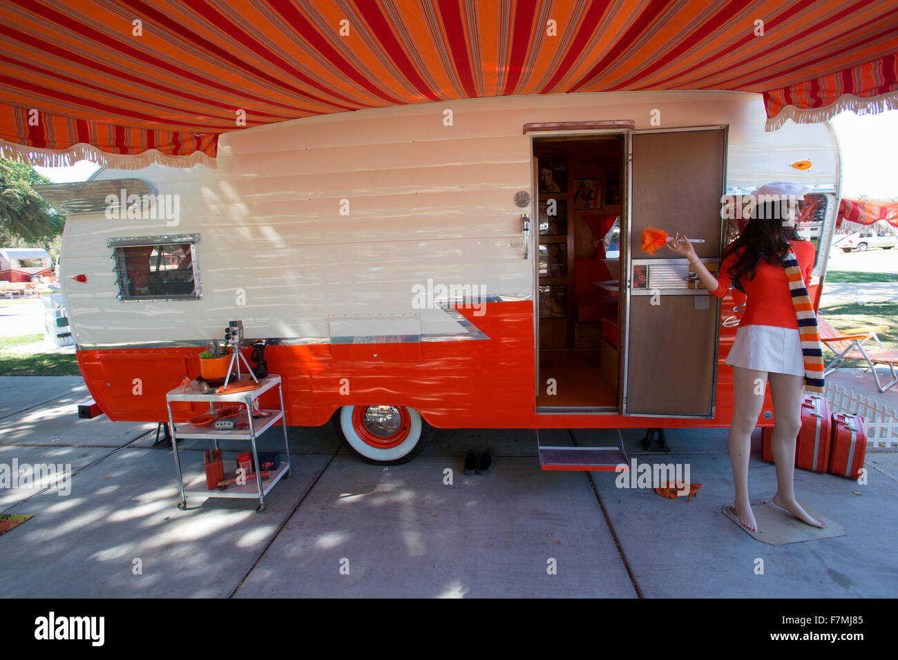 Vista esterna del 1960 arancio e bianco Shasta, rimorchio a Vintage Rimorchi e camper, la quarta edizione del rimorchio Vintage Bash, battenti bandiera RV Resort, Buellton, California Foto Stock