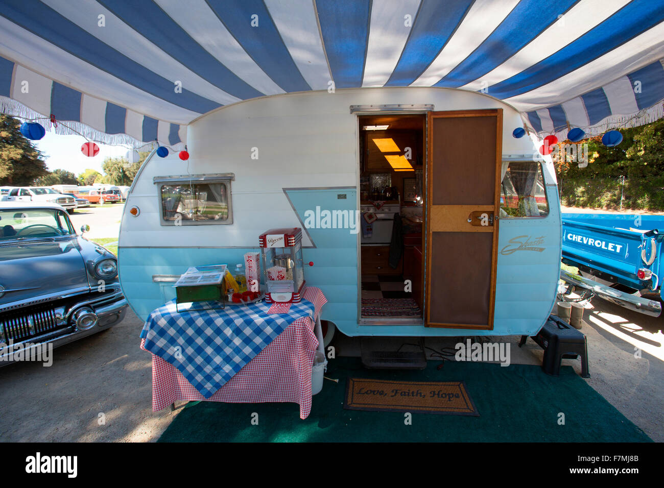 Vista esterna di un vintage rimorchio Shasta al quarto Annual Vintage Trailer Bash, battenti bandiera RV Resort, Buellton, California Foto Stock