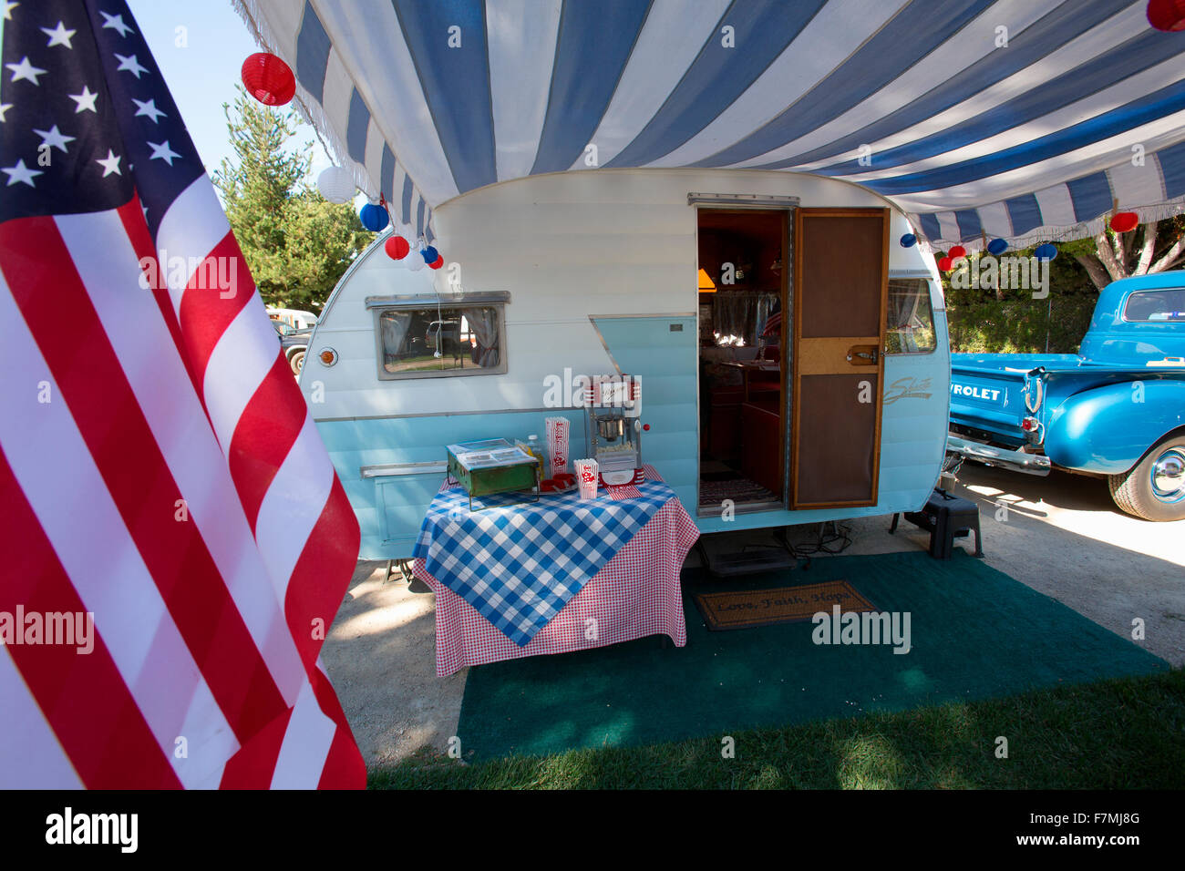 Vista esterna di un vintage rimorchio Shasta e bandiera americana al quarto Annual Vintage Trailer Bash, battenti bandiera RV Resort, Buellton, California Foto Stock