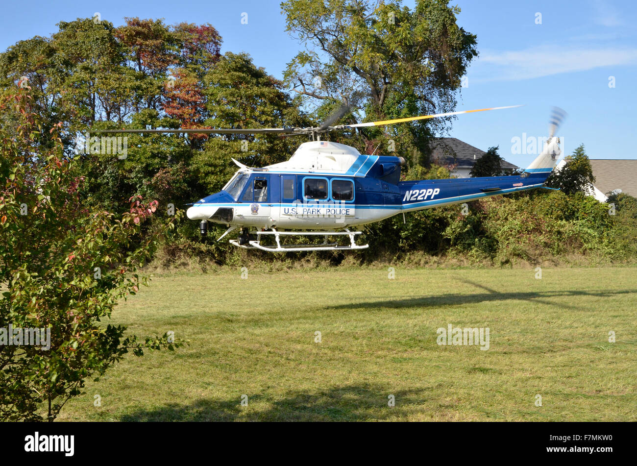Regno Staes Parco medivac polizia elicottero atterra in un campo in Glendale, Maryland Foto Stock