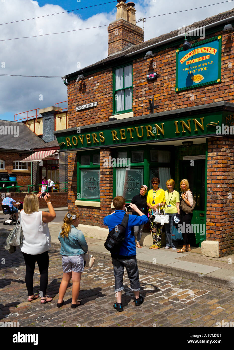 I turisti che visitano il set di Coronation Street una lunga soap opera realizzata da ITV in Manchester Inghilterra England Regno Unito Foto Stock