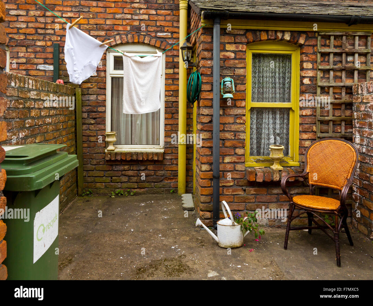 Cortile sul set di Coronation Street una lunga soap opera realizzata da ITV in Manchester Inghilterra England Regno Unito Foto Stock