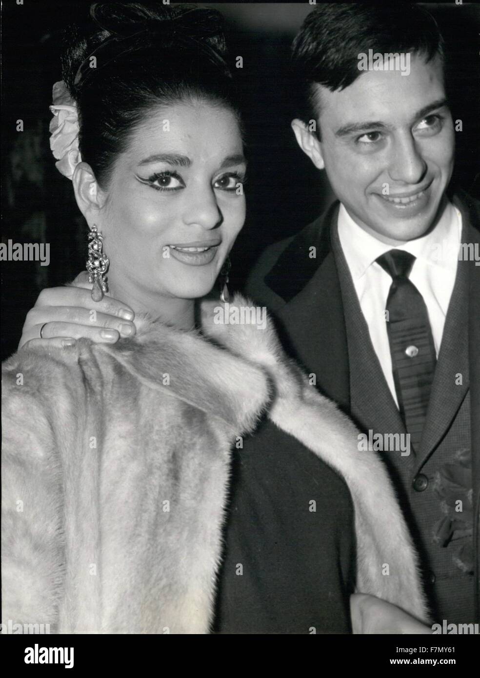 1968 - primo - nighters applaudire Charles azanvour foto mostra la Chung (aspetta bambino) con suo marito congratularmi con Charles Aznavour. © Keystone Pictures USA/ZUMAPRESS.com/Alamy Live News Foto Stock