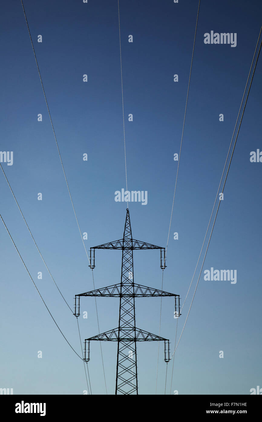 Torre di trasmissione (elettricità pilone, fornitura di energia elettrica montante) contro il cielo blu, Tirolo, Austria Foto Stock
