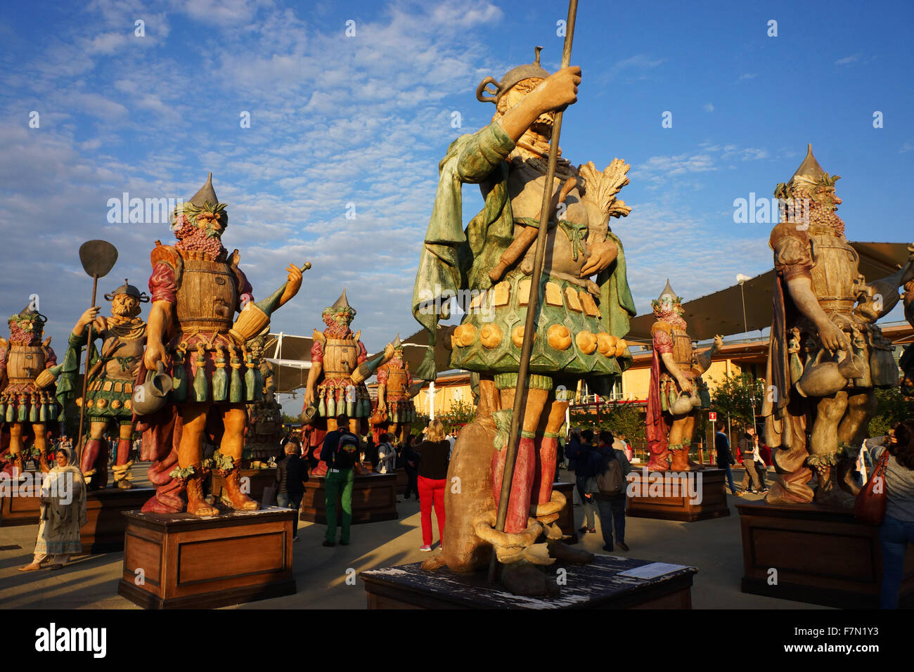 Statue represebnting cibo, esposizione mondiale 2015, Milano, Italia Foto Stock