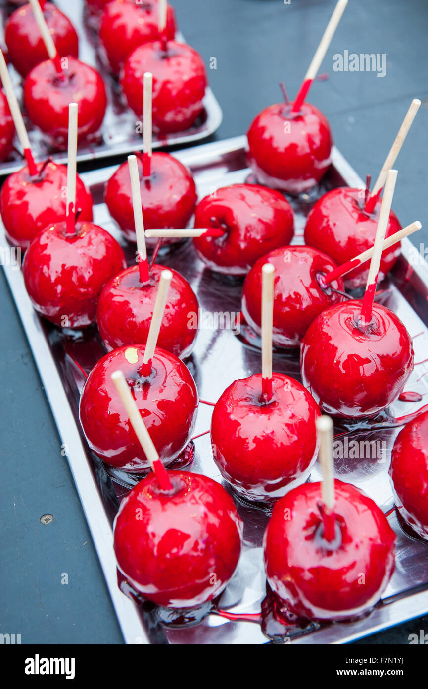 Selezione di rosso caramella mou le mele su un vassoio d'argento Foto Stock