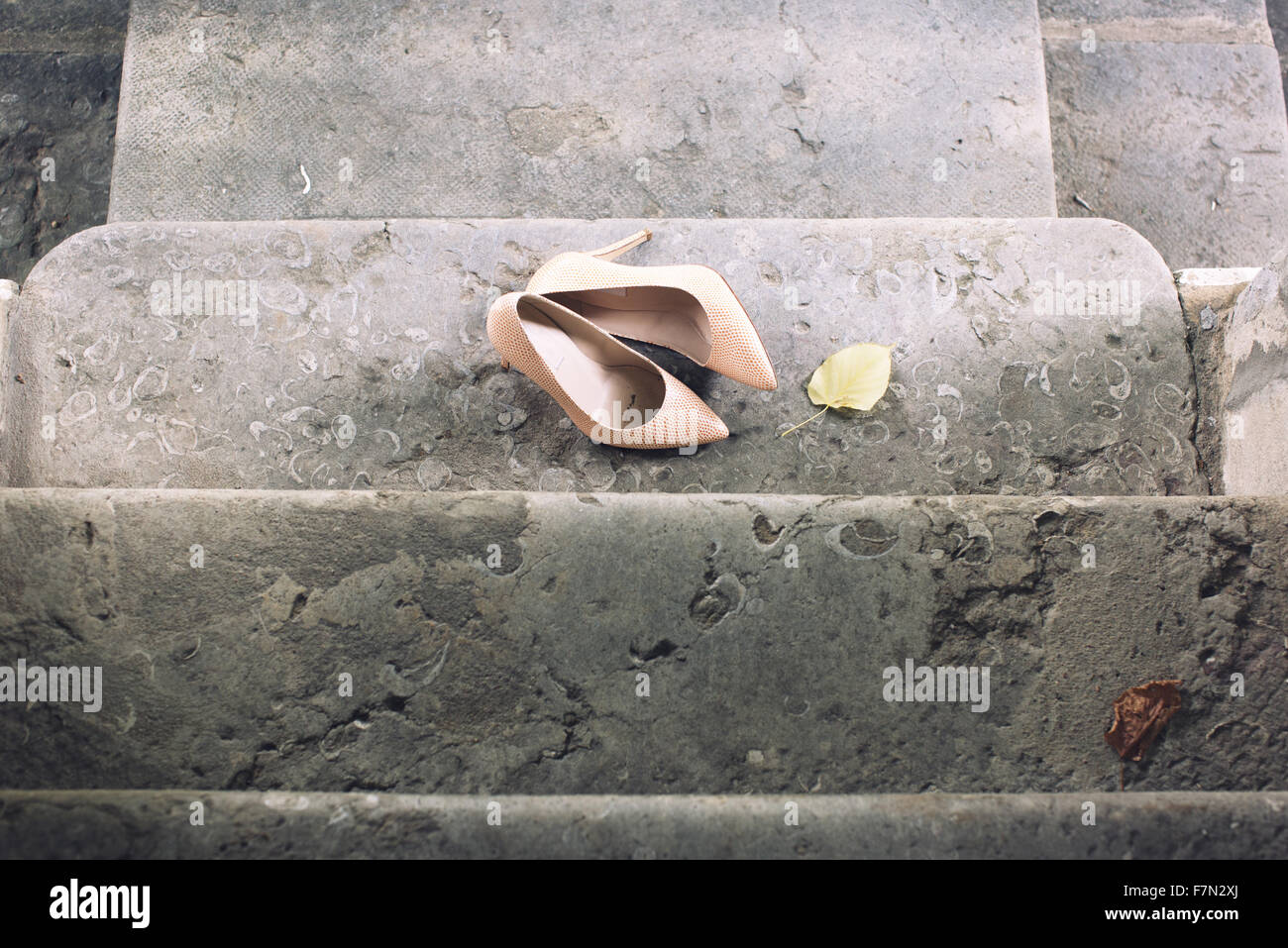 Tacco alto vestono scarpe a sinistra su scale Foto Stock