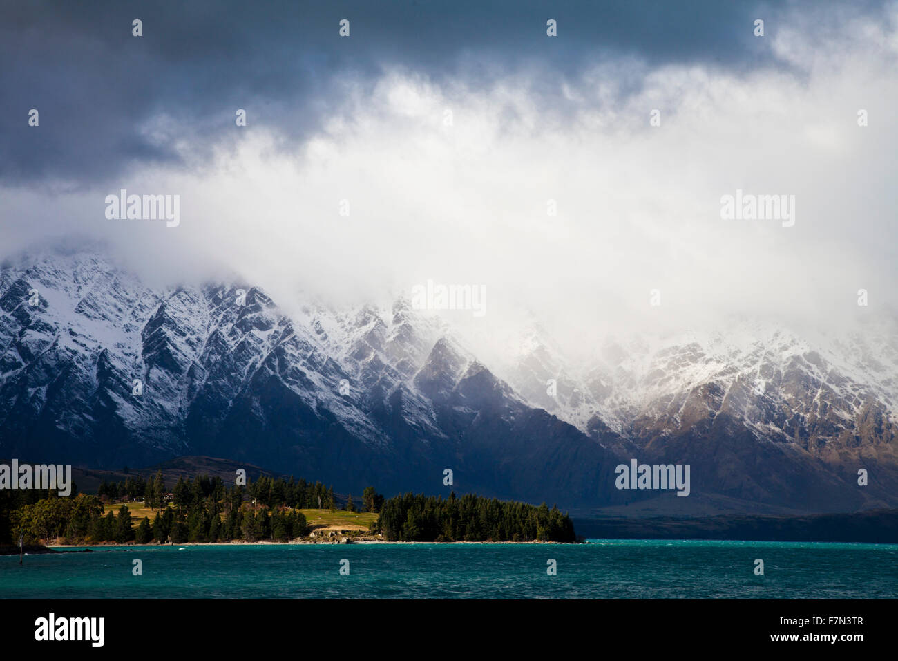 La catena montuosa Remarkables con il lago di Wakatipu in primo piano, Isola del Sud di Central Otago, Nuova Zelanda Foto Stock