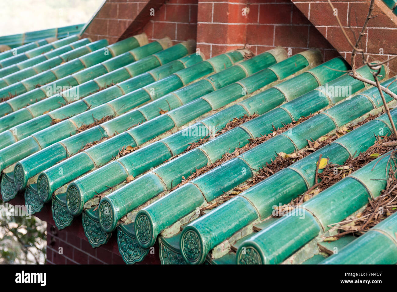 Verde in stile tradizionale tegole del tetto Foto Stock