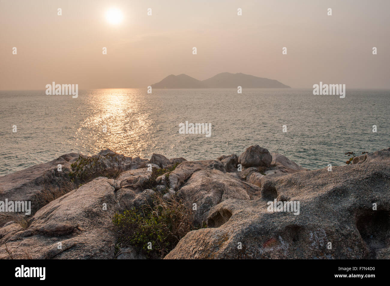 Vista da rocce a picco sul mare a isola Foto Stock
