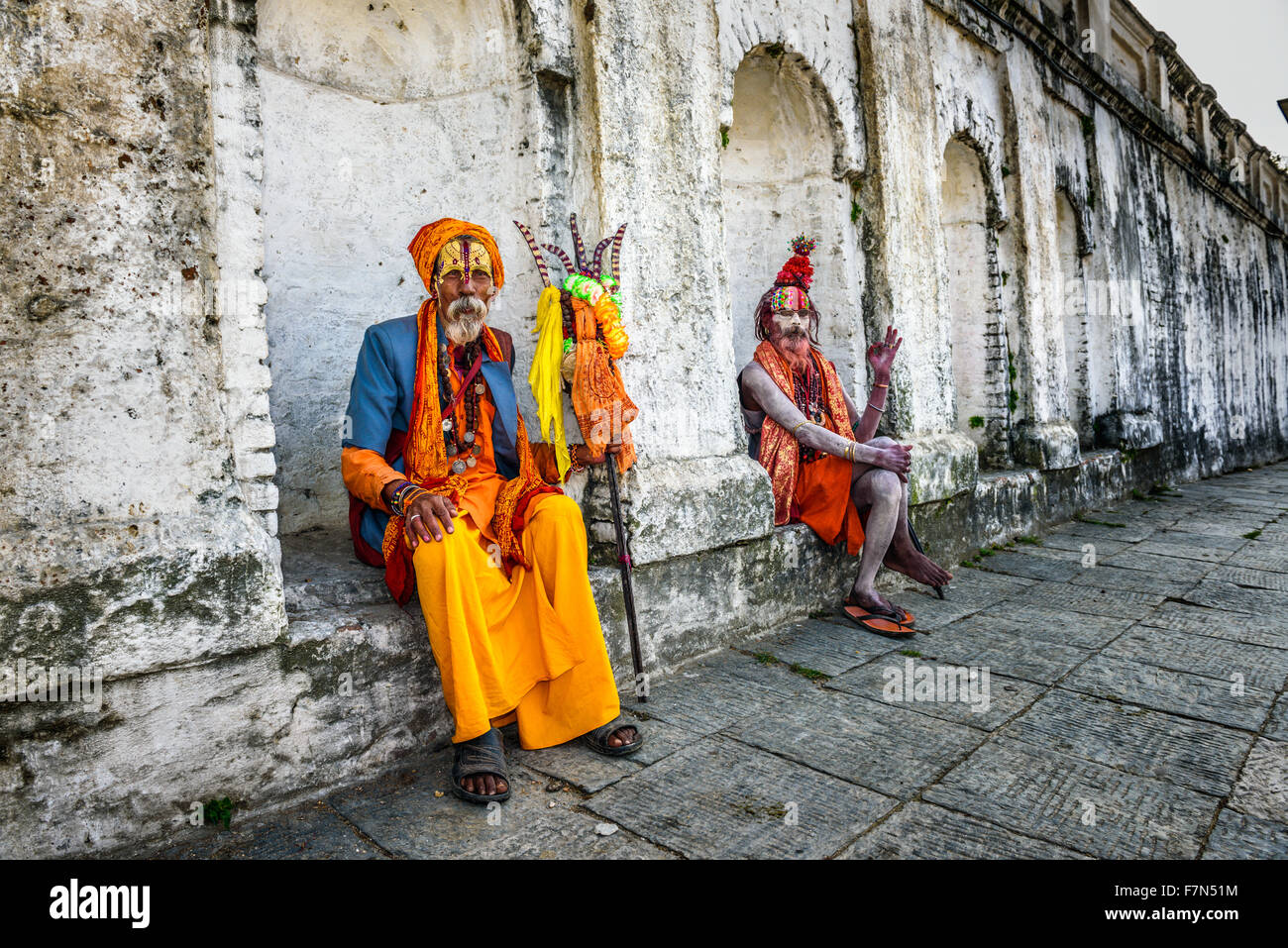 Girovagando Shaiva sadhus (uomini santi) con tradizionale verniciatura della scocca in un antico tempio di Pashupatinath Foto Stock