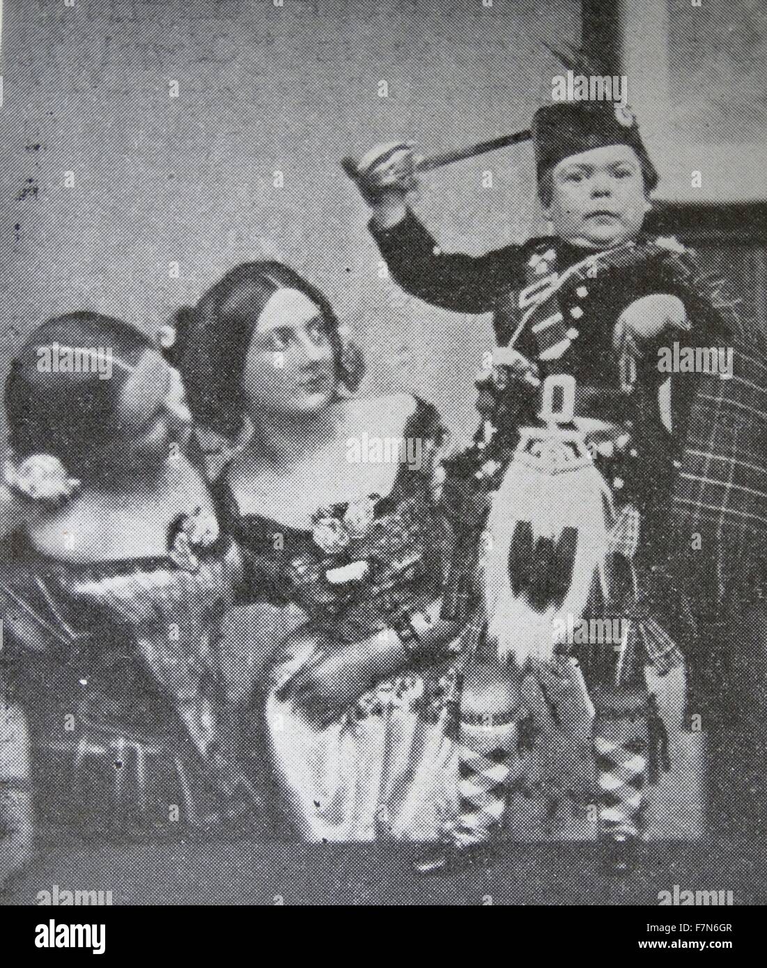 Charles Stratton (1838-1883) celebre nana, 'Generale Tom Thumb,' in highland abito. 1860 Foto Stock