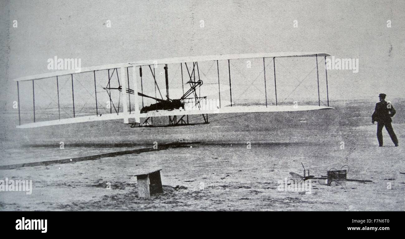 "Flyer" rende un perfetto decollo. Orville Wright, disposti in modo tale che questa fotografia sarebbe presa del primo controllato e sostenuto e alimentato più pesanti dell'aria volo. 17 dicembre, 1903. Foto Stock