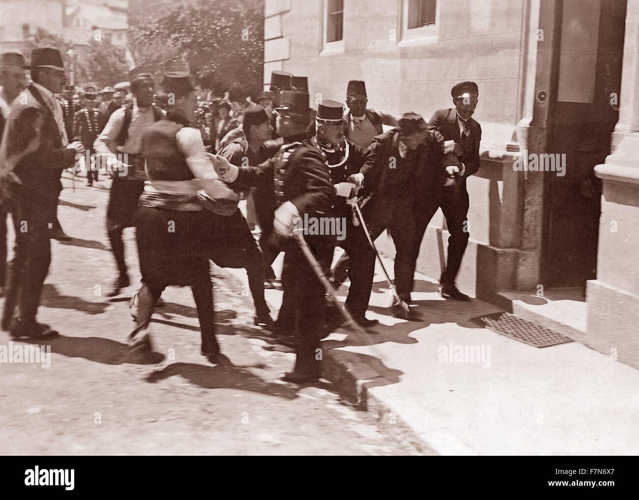 Gavrilo Princip era un serbo-bosniaco che assassinò arciduca Francesco Ferdinando di Austria e di sua moglie Sophie, duchessa di Hohenberg, a Sarajevo il 28 giugno 1914, viene arrestato. Foto Stock