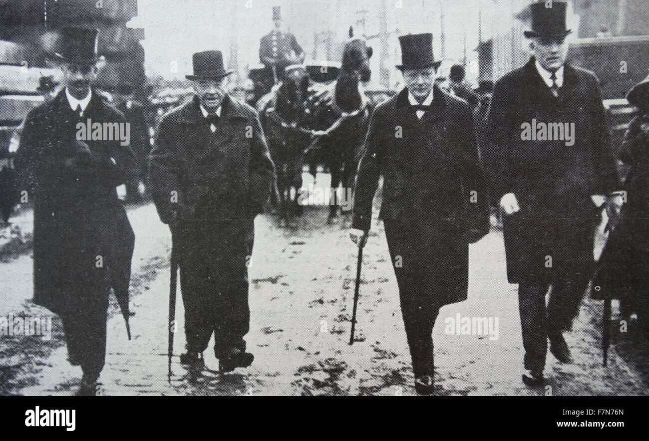 Winston Churchill (secondo da destra) arriva in corrispondenza di un varo con Lord Fisher (secondo da sinistra) 1911 Foto Stock