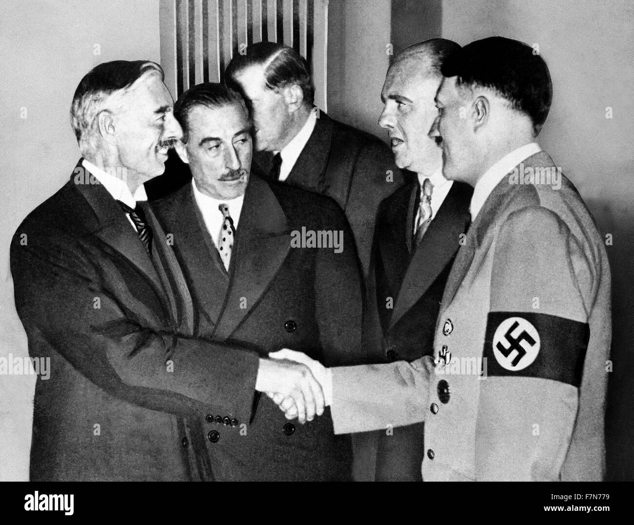Adolf Hitler saluta il Primo Ministro inglese Neville Chamberlain a Monaco di Baviera 1938 Foto Stock