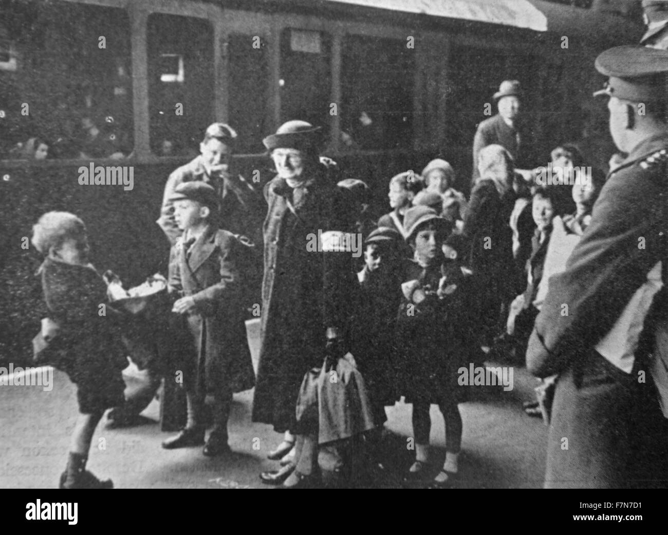 Poco dopo lo scoppio della Seconda guerra mondiale, i bambini sono stati evacuati dalla città il pensiero di essere soggetto all'attacco. Paddington è stato uno dei centri più affollati. Foto Stock