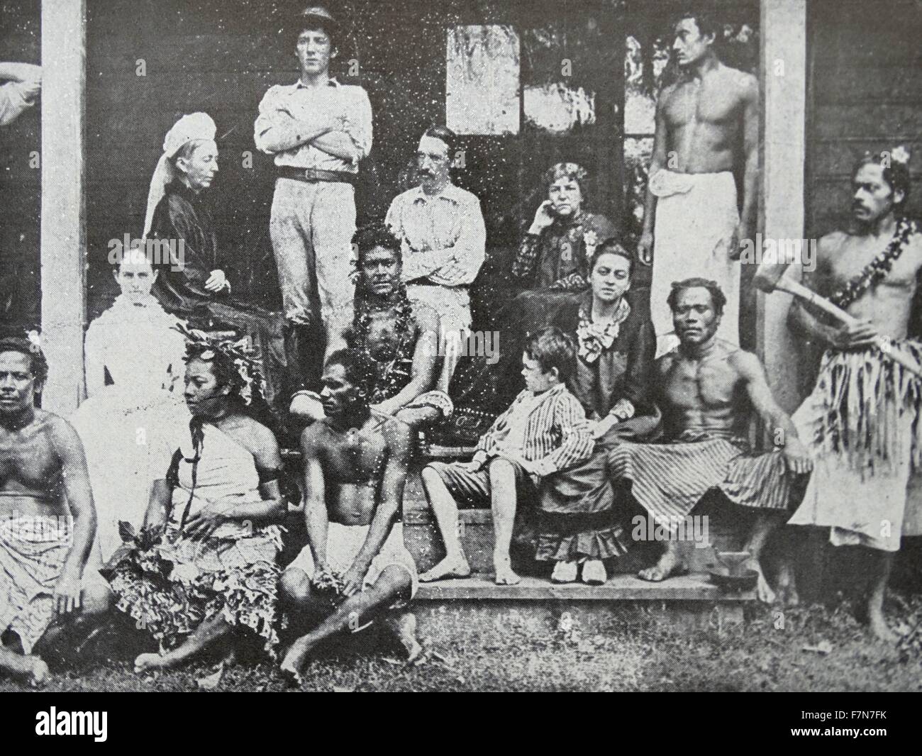 Robert Louis Stevenson (13 novembre 1850 - 3 dicembre 1894) il romanziere scozzese, poeta e saggista e scrittore di viaggi. Fotografia di Robert Louis Stevenson e famiglia, a Vailima, sull'isola di Upolu in Samoa. Da sinistra a destra: Maria Carter, cameriera di Stevenson della madre, Stevenson della madre; Lloyd Osbourne, Stevenson il figliastro di Robert Louis Stevenson, Margaret Balfour, Isobel forte, Steveson la figliastra,, Austin forte, il forte del figlio di Stevenson la moglie Fanny Stevenson, Foto Stock