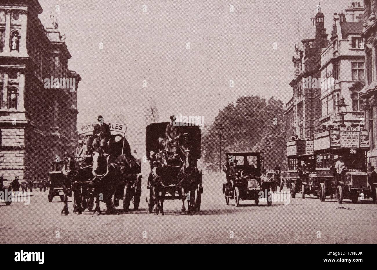 Transizione tra cavallo e motore a benzina veicoli taxi a Londra 1910 Foto Stock