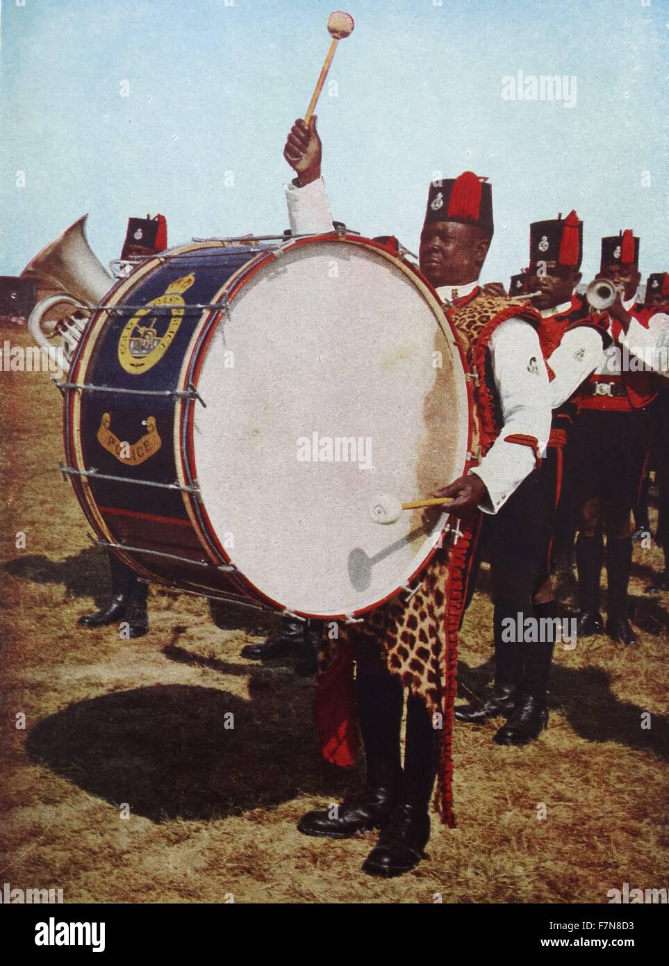 Fotografia a colori della Salifu Konkomba riproduzione del grande tamburo nella famosa banda della Gold Coast e polizia. Datato 1947 Foto Stock