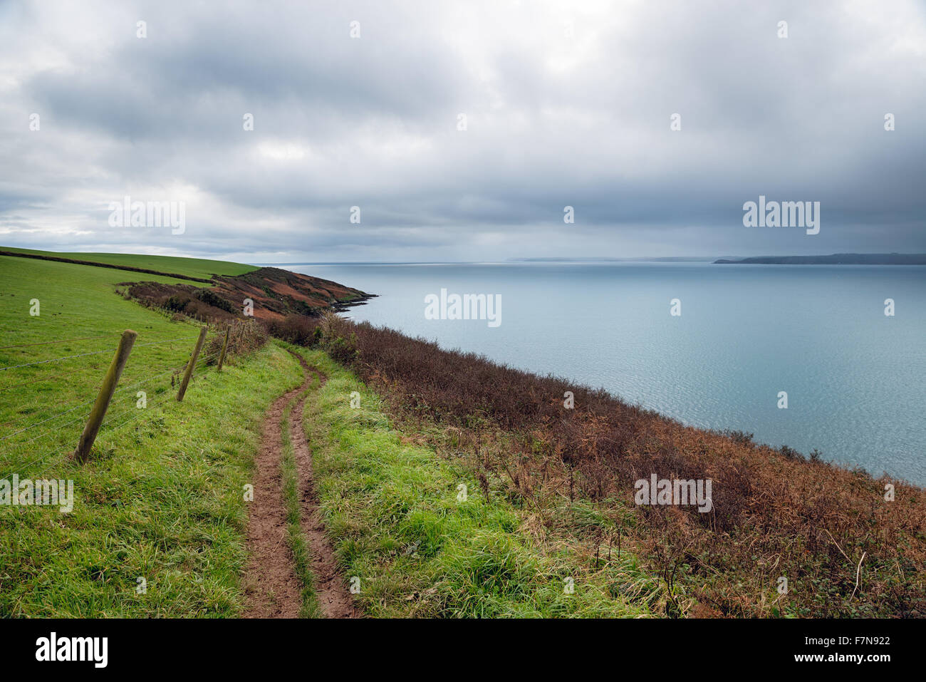 Lungo la costa sud occidentale il percorso nei pressi di Polkerris sulla costa meridionale della Cornovaglia Foto Stock