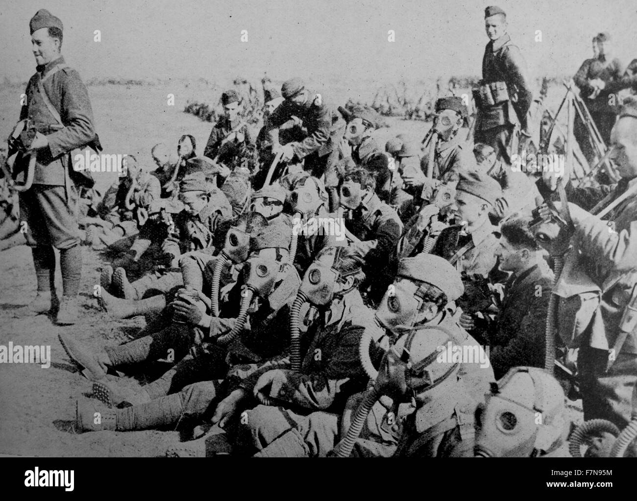 Fotografia di truppe polacche riposo dopo un trapano di gas mentre sono in attesa di entrare in azione. Datata 1939 Foto Stock