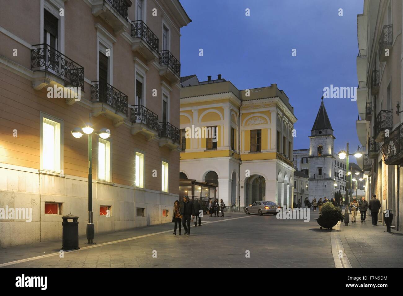 Benevento (Campania, Italia), Garibaldi Main Street, Vittorio Emanuele  Teatro Comunale e Santa Sofia torre campanaria Foto stock - Alamy