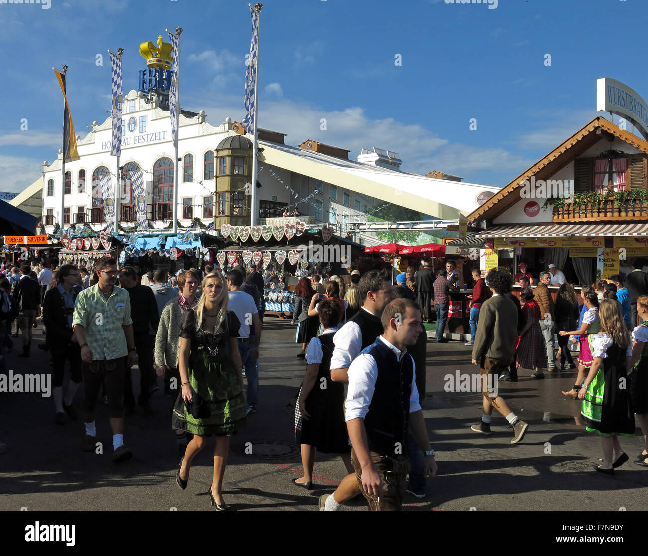 Oktoberfest a Monaco di Baviera in Germania Volksfest festa della birra e il viaggio luna park con la folla Foto Stock