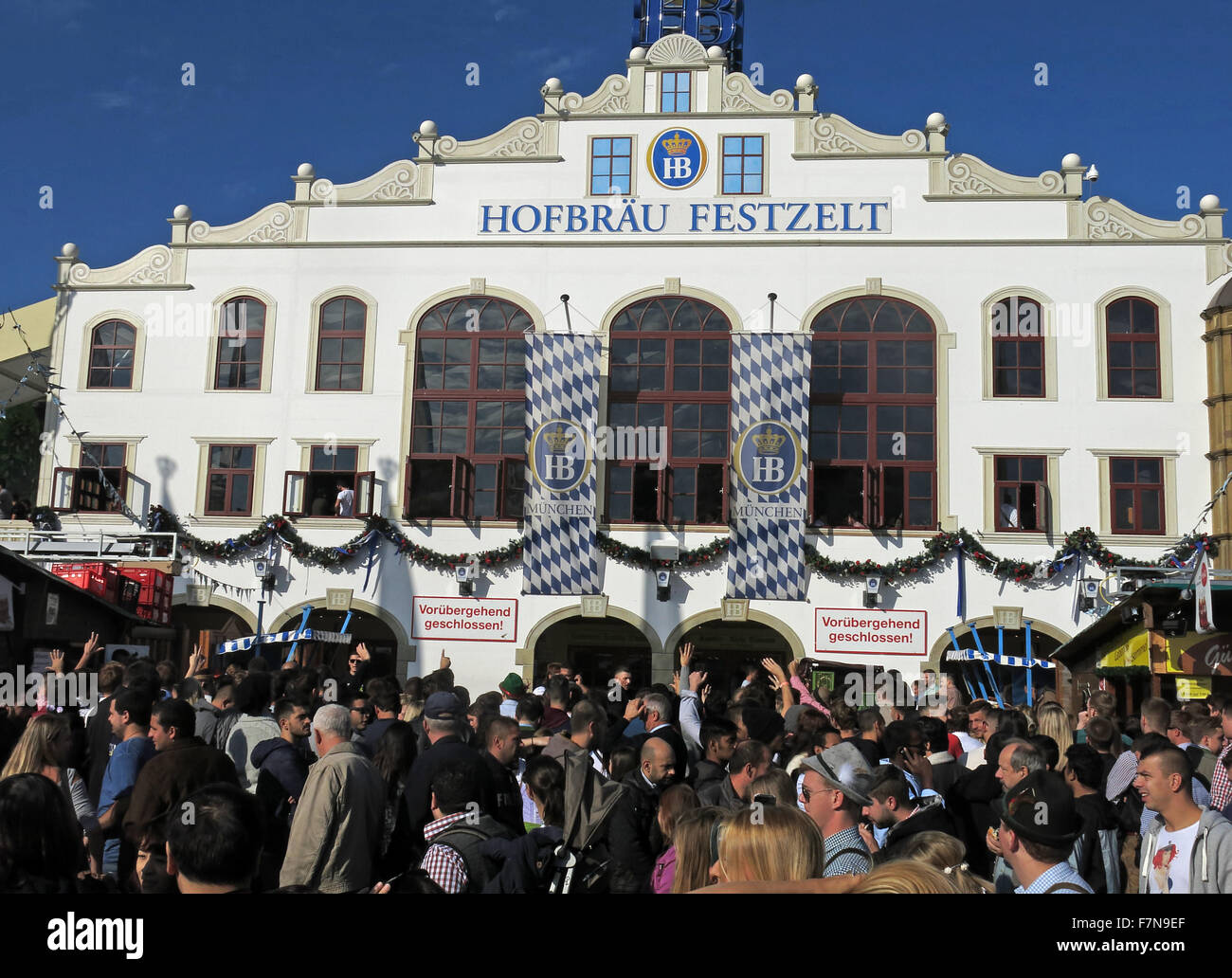 Oktoberfest a Monaco di Baviera in Germania Volksfest festa della birra e il viaggio luna park, Hofbrau Festzelt Foto Stock