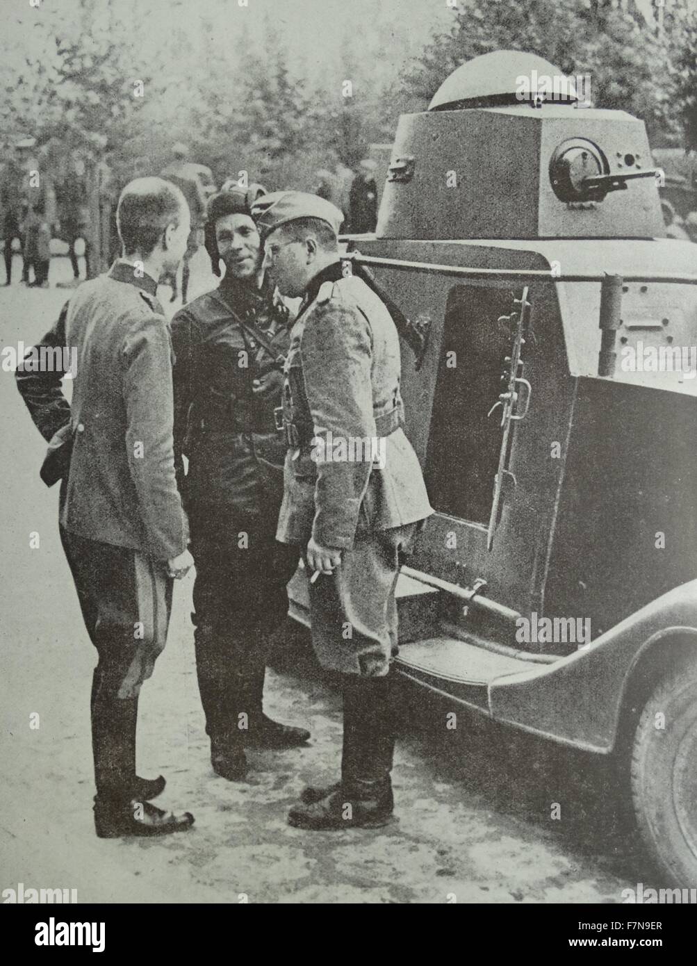Fotografia di un rappresentante sovietico e l'esercito nazista leader riuniti a Brest-Litovsk. Datata 1939 Foto Stock