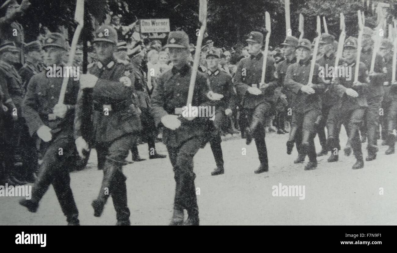 Fotografia di giovani uomini marciando a Danzica. Questi uomini erano stati incorporati nell'esercito nazista. Datata 1939 Foto Stock