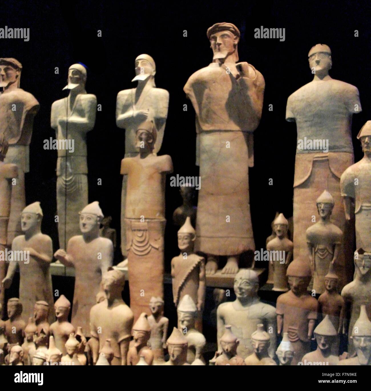 Statuine di terracotta dal santuario campestre a Ayia Irini giacenti presso la baia di Morfou, situato tra le due antiche città di soli e Lapithos. Datato il 1200 A.C. Foto Stock