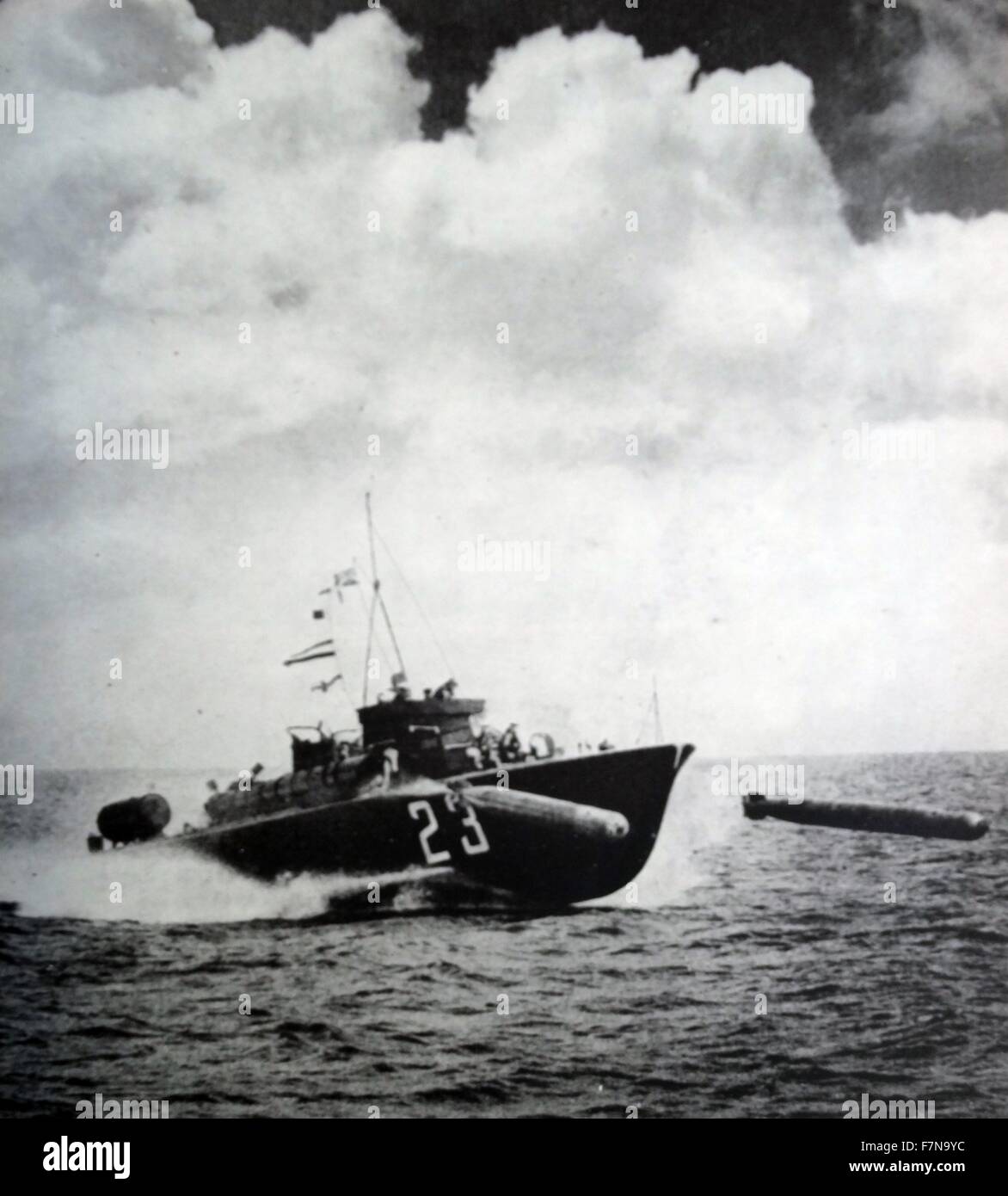 Fotografia del motore torpediniera. Dotata di tubi a siluro e armati di pistole di piccole dimensioni e possono viaggiare fino a 46 km/h. Datata 1944 Foto Stock Fotografia del motore torpediniera. Dotata di tubi a siluro e armati di pistole di piccole dimensioni e possono viaggiare fino a 46 km/h. Datata 1944 Foto Stock