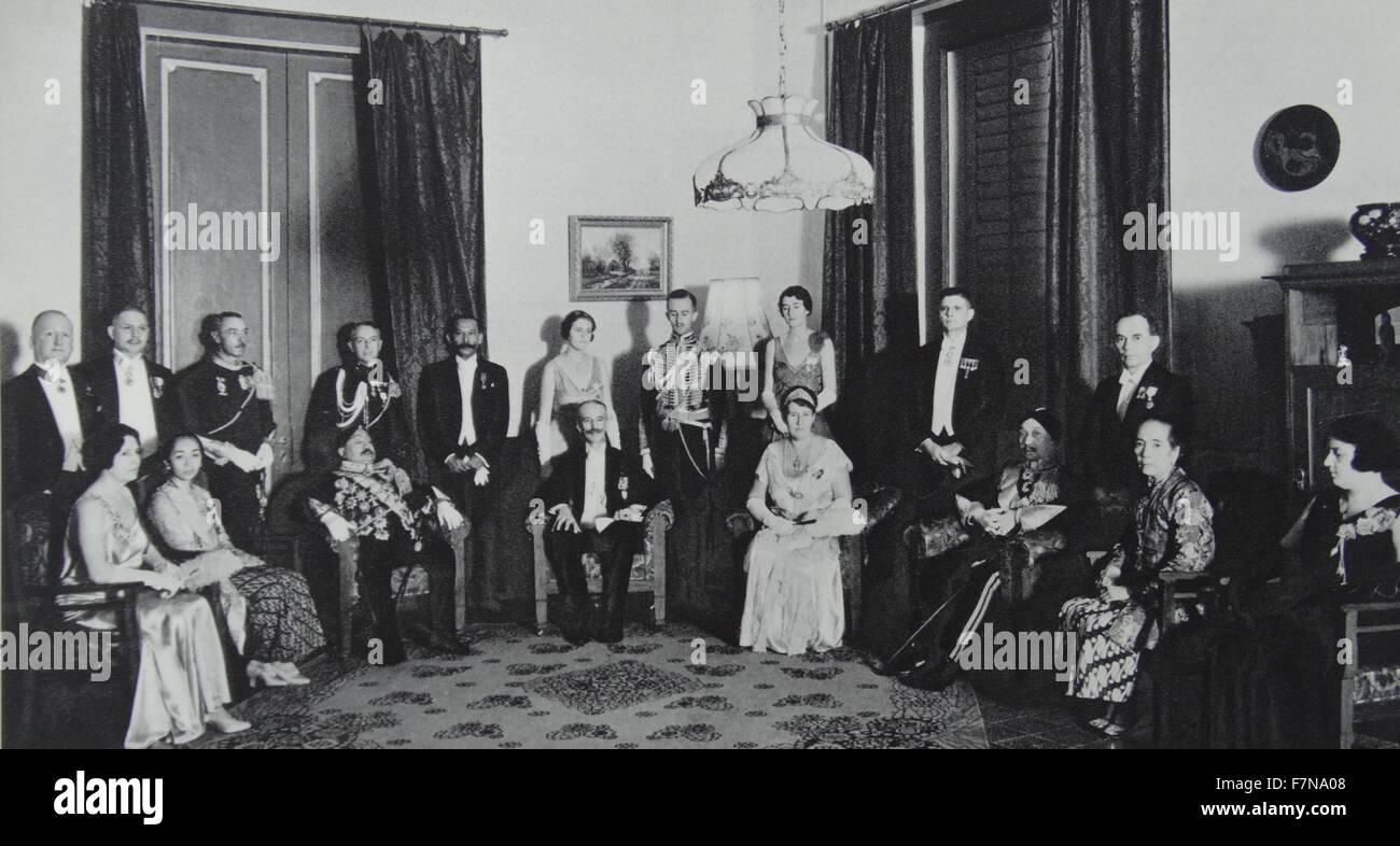 Fotografia dell'Indiano Princes visita Governatore Generale e la Sig.ra JJ Giovani (centro) seduti da sinistra Susuhunan solo, a destra il sultano di Yogyakarta. Datata 1920 Foto Stock