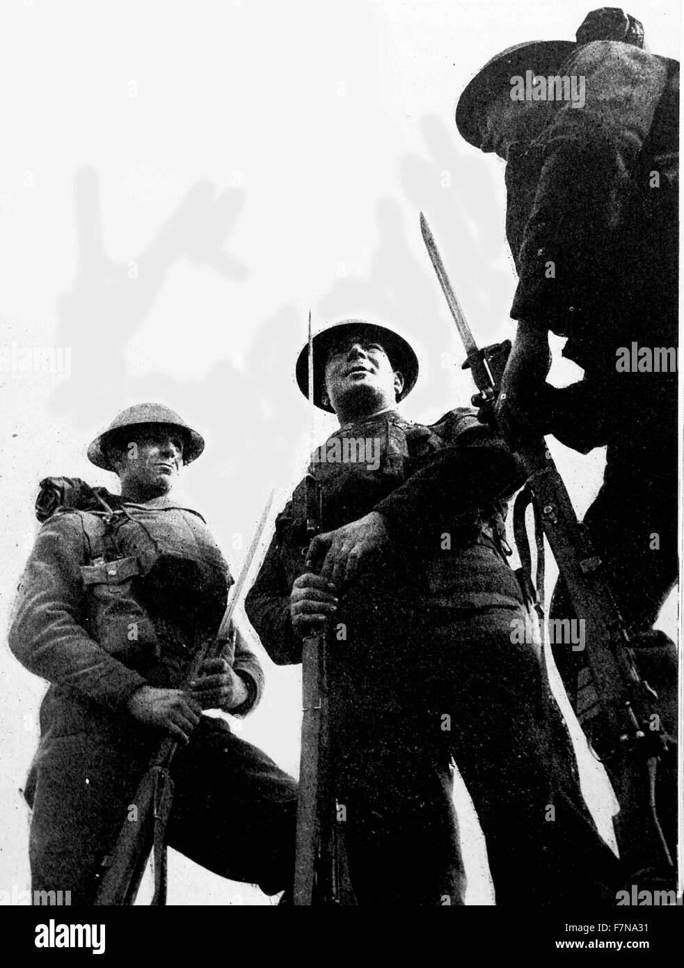 Fotografia di membri delle guardie granatieri raffigurata in posizione di marcia avanti. Datata 1942 Foto Stock