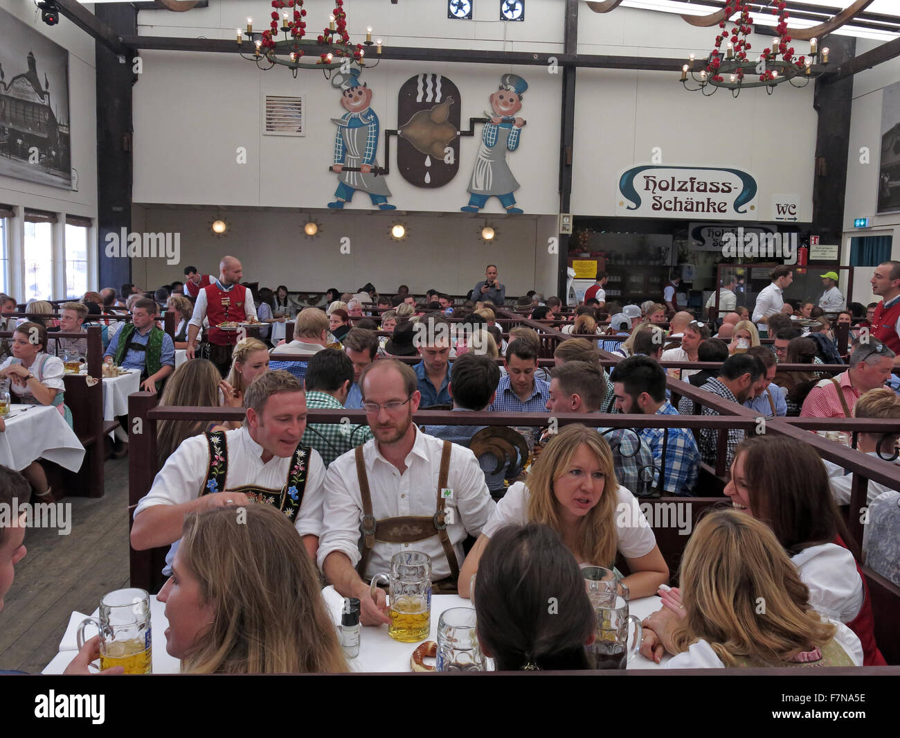 All'interno dell'Ammer Bier tenda,Oktoberfest Monaco di Baviera, Baviera, Germania Foto Stock
