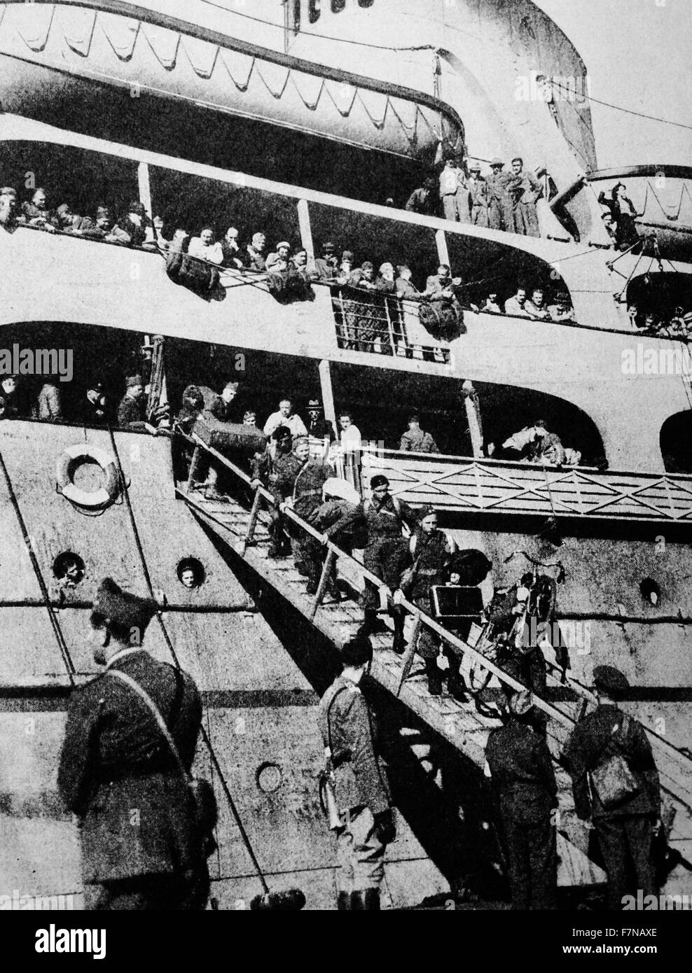 Fotografia di truppe evacuata dal nord-ovest della Francia lo sbarco da una nave da trasporto in un paese occidentale porta. Datata 1941 Foto Stock