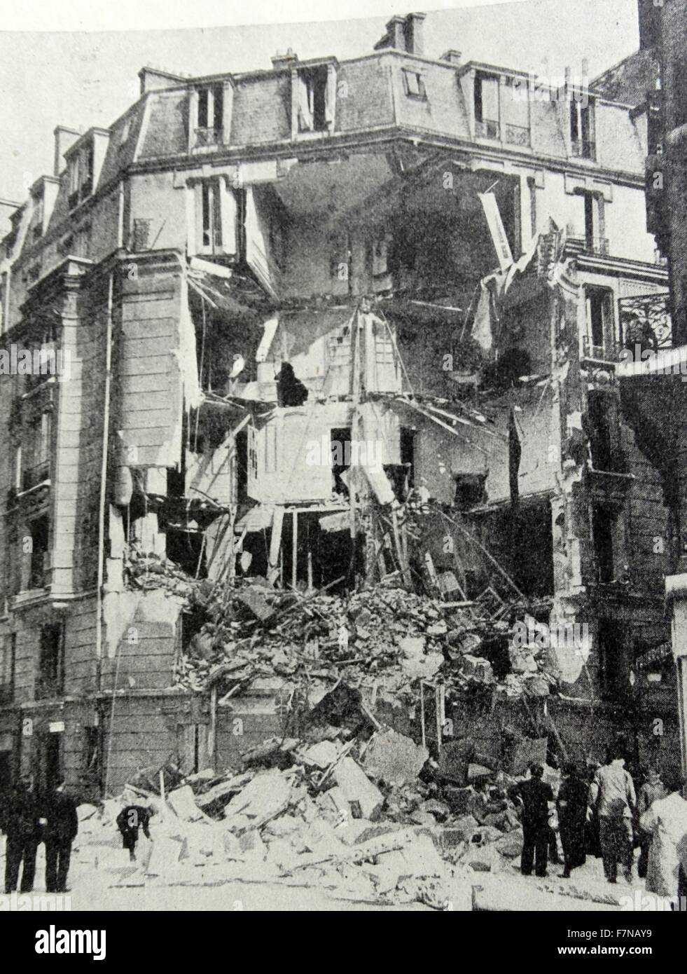 Fotografia di un edificio a Parigi dopo un raid aereo attacco da nazisti. Datata 1940 Foto Stock