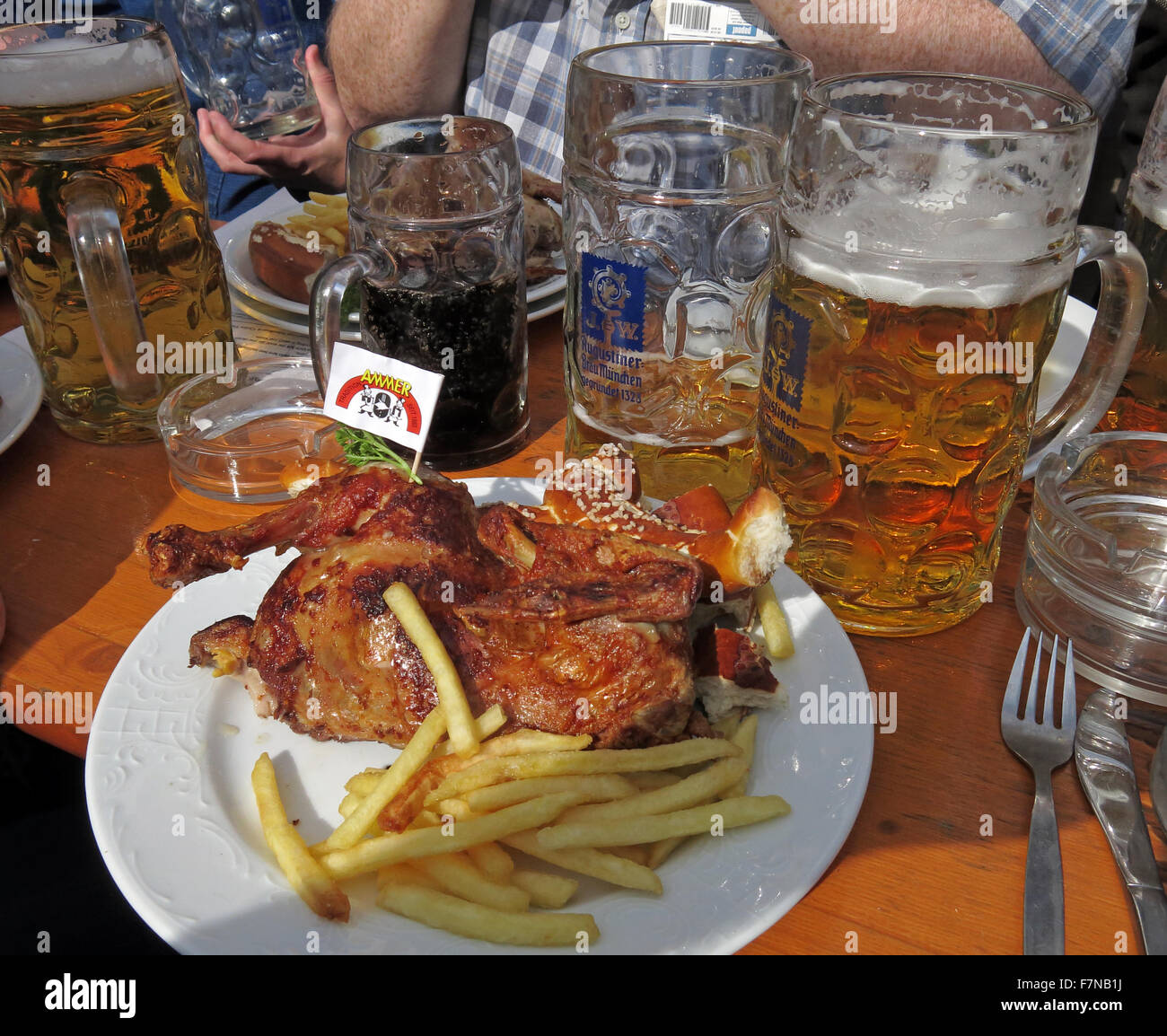 Oktoberfest beer steins festival e cibo, mezzo pollo e patatine fritte, Monaco di Baviera, Germania Foto Stock