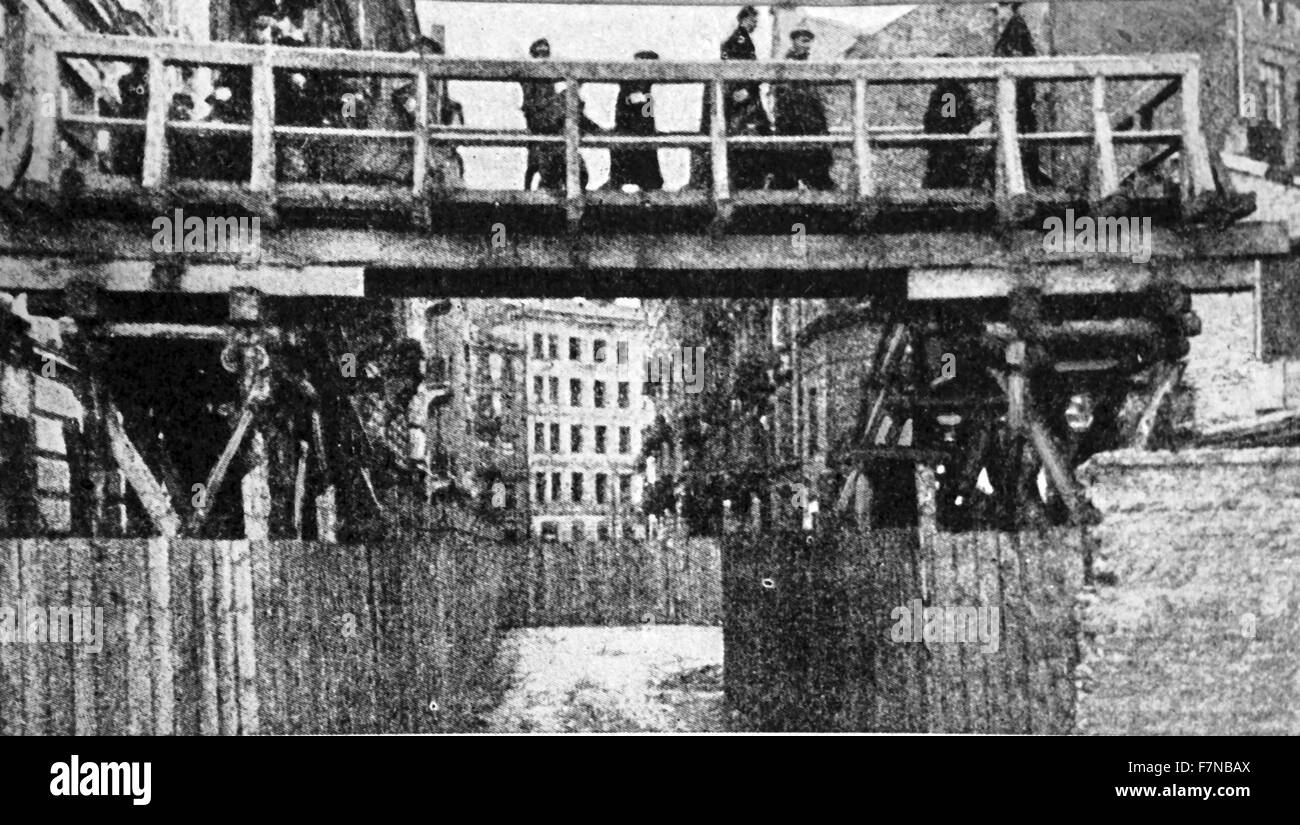 Fotografia di un bridge creato per l'uso del solo gli ebrei nel Ghetto di Varsavia. Il passaggio di seguito dovrebbe essere utilizzato solo da Aryans. Datata 1941 Foto Stock