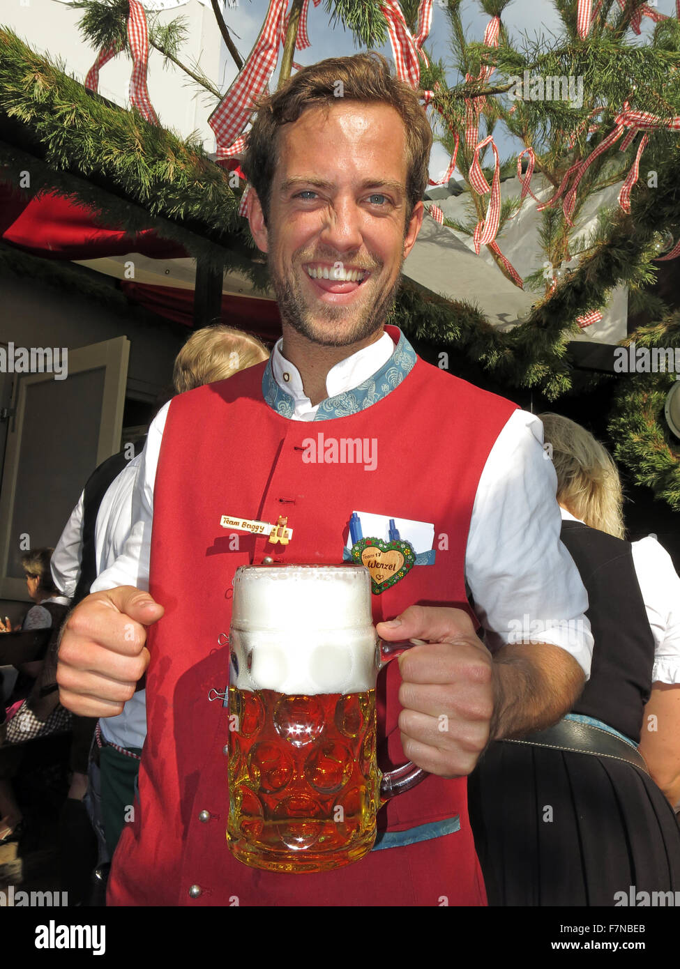 Oktoberfest server con lager bier stein, Monaco di Baviera, Germania Foto Stock